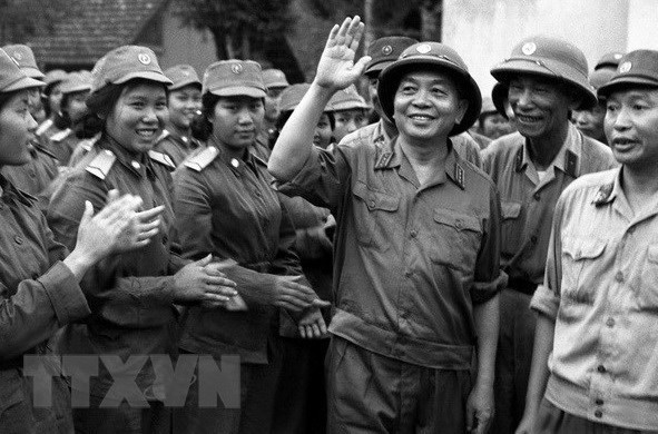 Le général Vo Nguyen Giap (au milieu) a mené le peuple vietnamien à la victoire sur les colonialistes français puis sur les impérialistes américains. Photo d’archives de la VNA