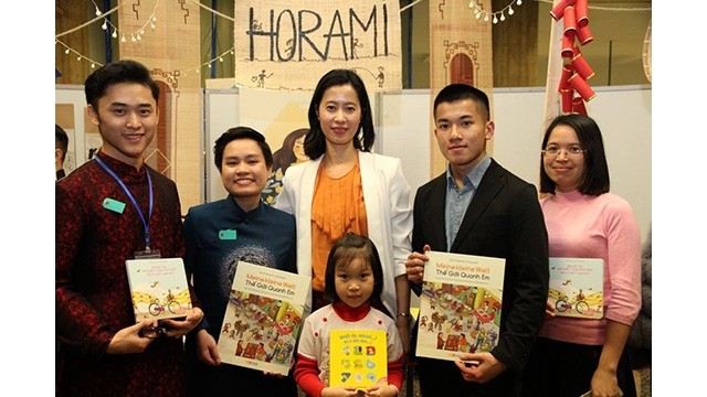 L’Académie d’éducation « HORAMI Academy » de Hanh Nguyên Schwanke accompagne les jeunes dans leur apprentissage de Vietnamien à travers  les livres bilingues. Photo : Hanh Nguyên Schwanke. 