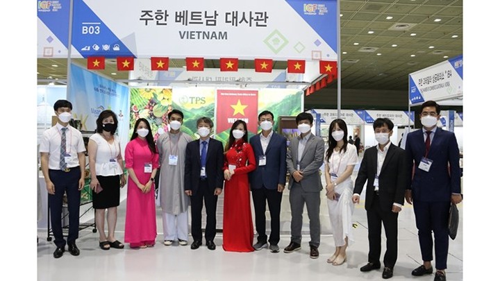 Des responsables du Bureau du commerce de l'Ambassade du Vietnam et des représentants d'entreprises vietnamienne au Salon. Photo : VNA.