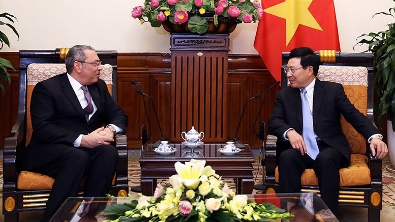 Le vice-Premier ministre Pham Binh Minh (à droite) reçoit l'ambassadeur égyptien au Vietnam, Mahmoud Hassan Nayel. Photo : VGP