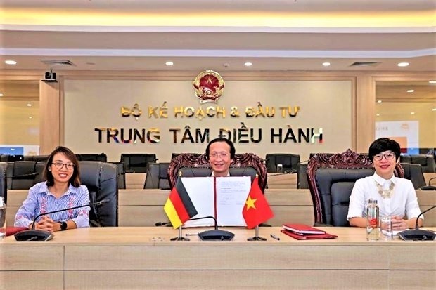 Pham Hoàng Mai, directeur du Département des Relations économiques extérieures (ministère vietnamien du Plan et de l’Investissement) (au centre). Photo : VietnamEconomic.