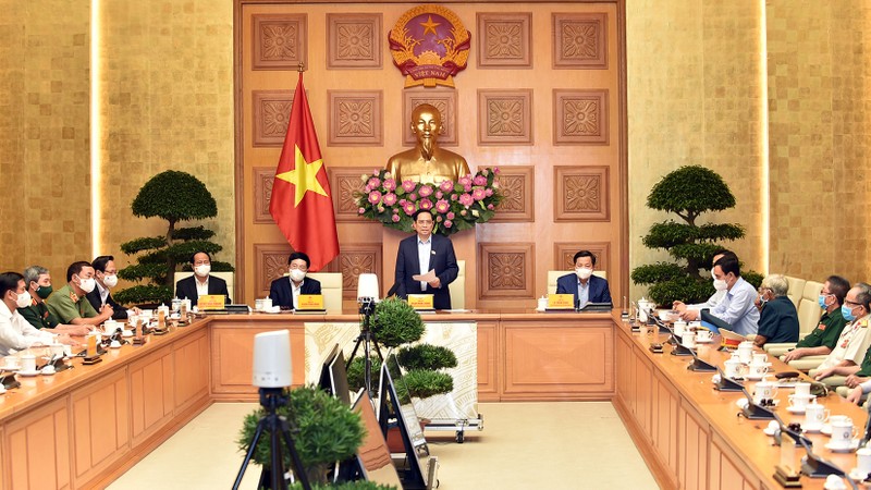 Le PM Pham Minh Chinh (au centre) prend sa parole lors de la rencontre avec la délégation des contributeurs de la révolution, des proches des martyrs, le 24 juillet à Hanoi. Photo : VGP.