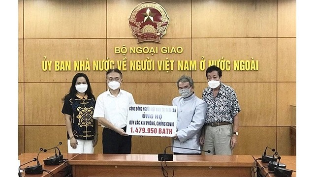 La cérémonie de réception du don des Vietnamiens en Thaïlande en faveur de la prévention de l’épidémie de Covid-19 au Vietnam. Photo : baoquocte.vn