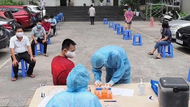Test rapide du COVID-19 pour les résidents d'Ecohome2, quartier de Dông Ngac, district de Bac Tu Liêm (ville de Hanoï). Photo : VNA.