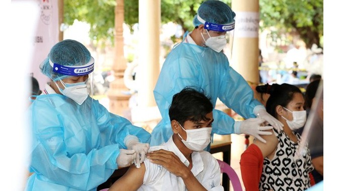 Vaccination anti-COVID-19 à Phnom Penh, au Cambodge, le 8 juillet 2021. Photo : Xinhua/VNA.