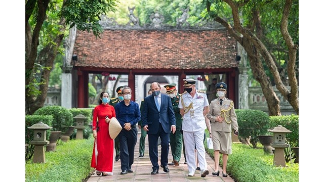 Le secrétaire d’État britannique à la Défense rend visite au Temple de la Littérature à Hanoi. Photo : Ambassade du Royaume-Uni au Vietnam.