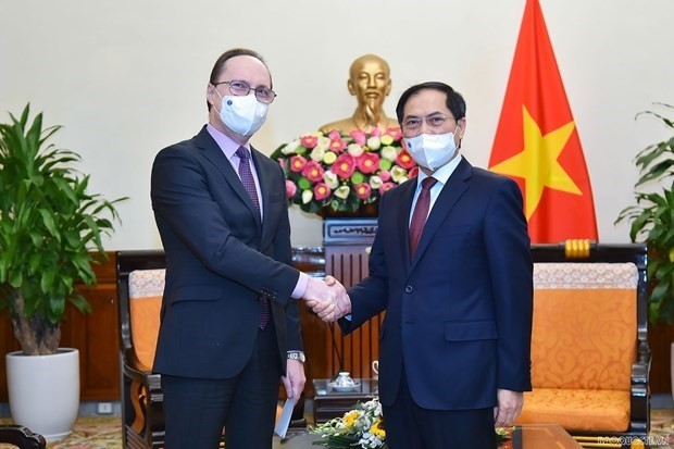 Le ministre des Affaires étrangères, Bùi Thanh Son (à droite), et l’ambassadeur russe au Vietnam, Gennady Bezdetko. Photo : Baoquocte.