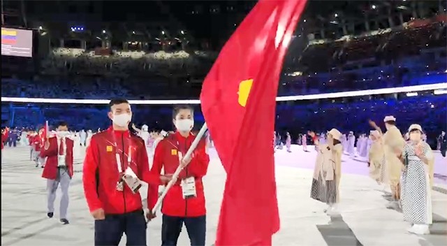 La délégation sportive vietnamienne défile lors de l’ouverture des JO de Tokyo