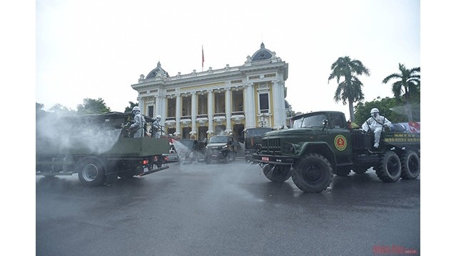 Des véhicules de pulvérisation désinfectante du Commandement de la capitale et de l'Armée de la Chimie sont partis et ont pulvérisé autour du lac de Hoàn Kiêm. Photo : NDEL.
