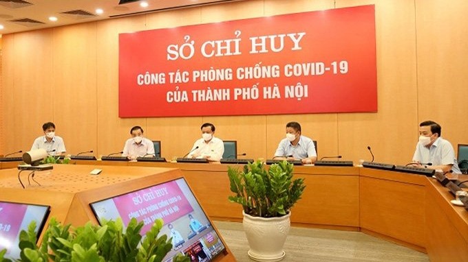 Le secrétaire du Comité du Parti de Hanoï, Dinh Tiên Dung,  rencontre les forces de prévention et de lutte contre la pandémie de la ville. Photo : VGP.