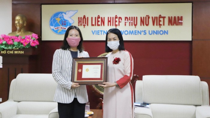 La vice-présidente de l’Union des Femmes vietnamiennes, Bùi Thi Hoa (droite) remet l’Insigne « Pour le développement de la femme » à la directrice adjointe de KOICA Vietnam, Cho Jung Myung. Photo : phunuvietnam.vn.