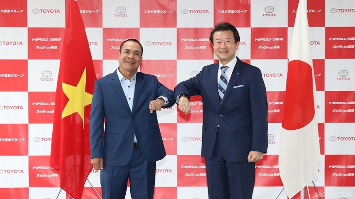 Le consul général du Vietnam à Osaka (Japon), Nguyên Hông Hà (à gauche) et le représentant de la société Toyota Corolla Nankai. Photo : BQT.