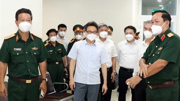 Le Vice-Premier ministre Vu Duc Dam (centre) à l’Hôpital de médecine militaire 175 à Hô Chi Minh-Ville. Photo : VNA.