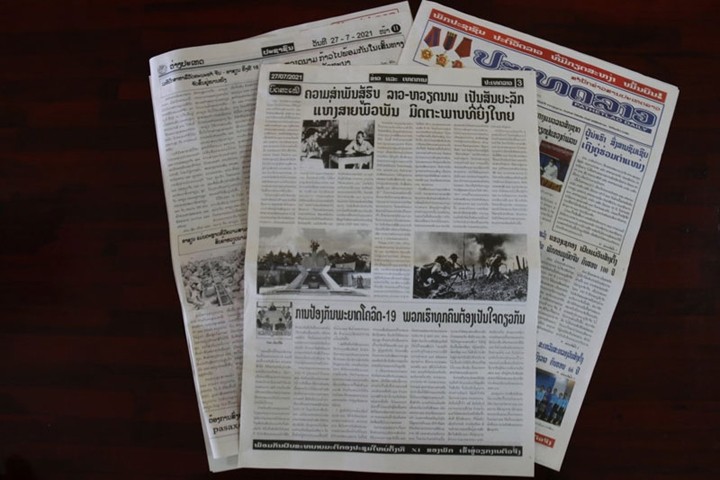 Les médias laotiens ont publié le 27 juillet de nombreux articles sur l’alliance militaire Laos — Vietnam. Photo :  NDEL.