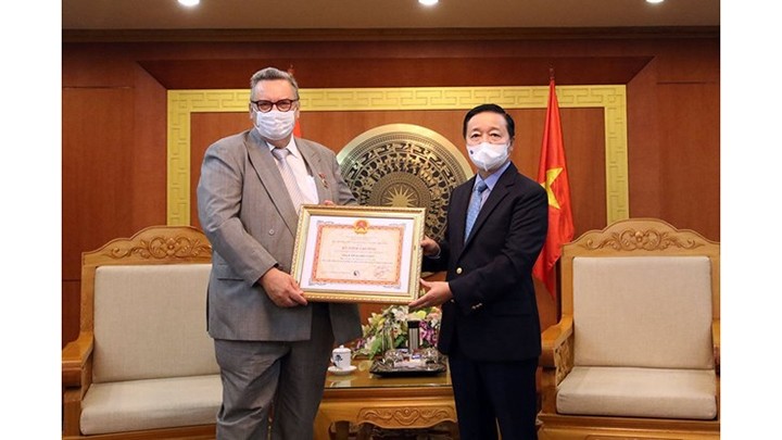 Le ministre vietnamien des Ressources naturelles et de l'Environnement, Trân Hông Hà (à droite), et Kari Kahiluoto, ambassadeur de Finlande au Vietnam. Photo : VNA.