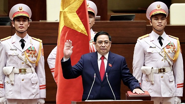 Le Premier ministre Pham Minh Chinh a prêté serment sous le drapeau rouge à l’étoile d’or sacré de la Patrie, devant l’AN, devant ses compatriotes et les électeurs du pays. Photo : VNA.