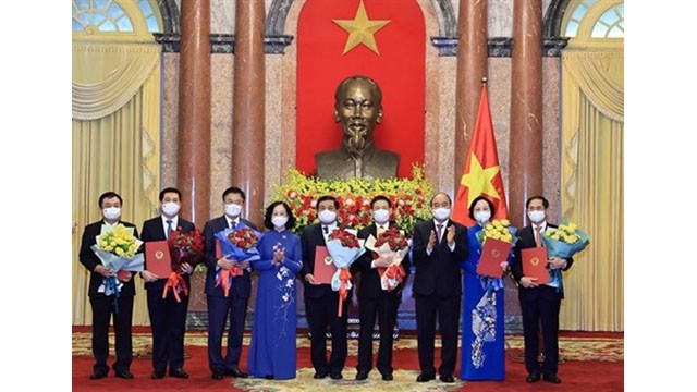 Le Président Nguyên Xuân Phuc (3e à droite) remet la décision de nomination à des membres du gouvernement. Photo : VNA.