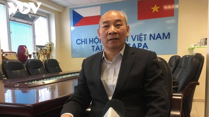 Nguyên Van Son, secrétaire du Comité du Parti du Centre commercial de Sapa, en République tchèque. Photo : VOV.