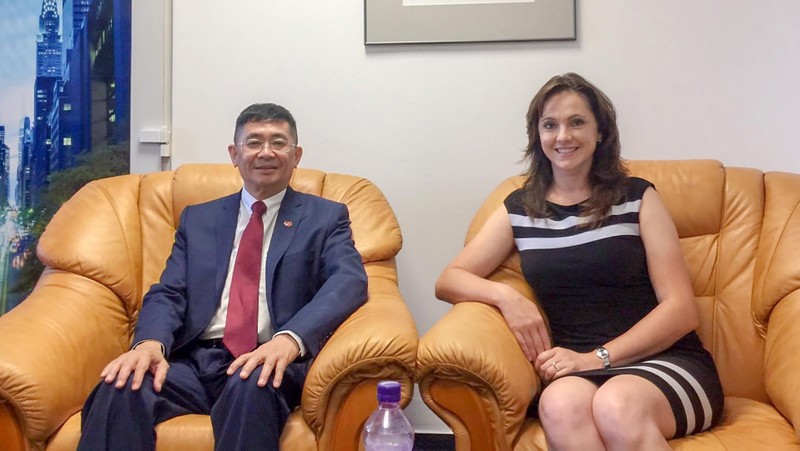 L’ambassadeur vietnamien en Slovaquie, Nguyên Tuân (à gauche), et la docteure Daniela Koladova, directrice du Département de la coopération économique bilatérale. Photo: baoquocte.vn