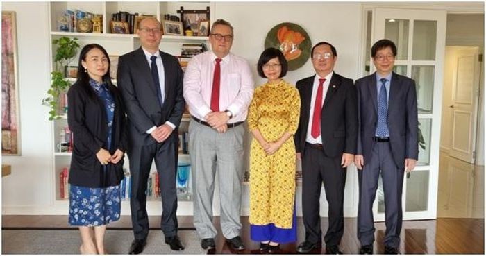Le ministre vietnamien des Sciences et de la Technologie, Huynh Thanh Dat, l'ambassadeur de Finlande au Vietnam, Kari Kahiluoto, et d'autres délégués ont pris une photo lors de la cérémonie de remise de l'Ordre du Lion de Finlande. Photo : Thoidai.