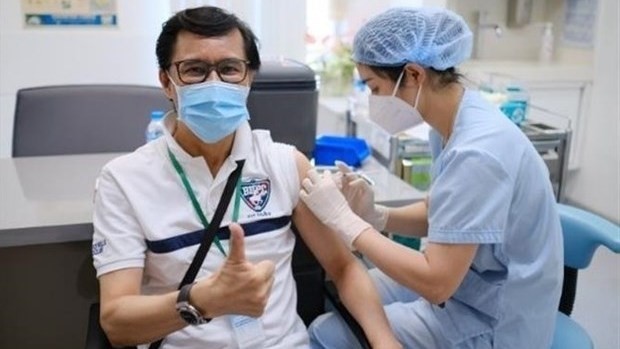 Un citoyen français se fait vacciner. Photo : VNA.