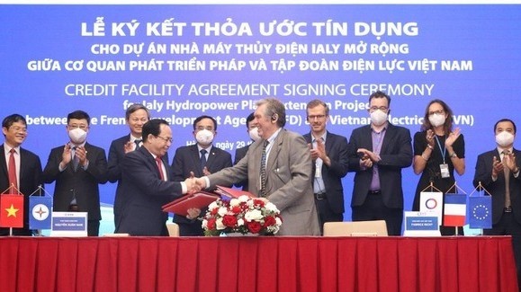 Fabrice Richy, directeur de l'Agence française de développement au Vietnam, et Nguyên Xuân Nam, vice-président du Groupe Électricité du Vietnam, signent le 29 juin 2021 la convention d’un prêt de 74,7 millions d'euros visant à financer l'extension de la centrale hydroélectrique d'Ialy.