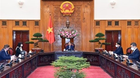 Le Premier ministre Pham Minh Chinh travaille avec l’ambassadrice de Roumanie au Vietnam, Cristina Romila, le 30 juillet à Hanoï. Photo : VNA.
