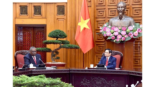 Le Premier ministre Pham Minh Chinh (à droite) et le secrétaire américain à la Défense Lloyd Austin. Photo : NDEL.