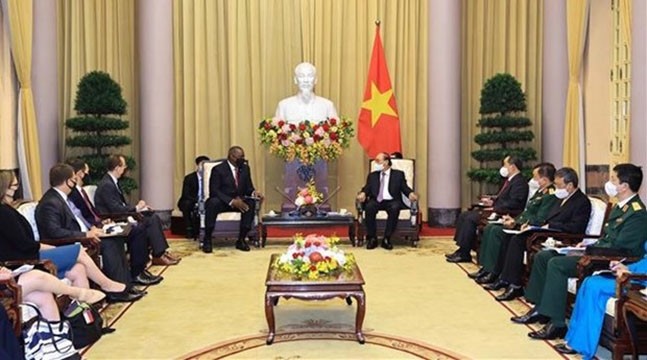 Le Président vietnamien, Nguyên Xuân Phuc (au centre, à droite) avec le secrétaire américain à la Défense Lloyd Austin, le 29 juillet à Hanoi. Photo : VNA.