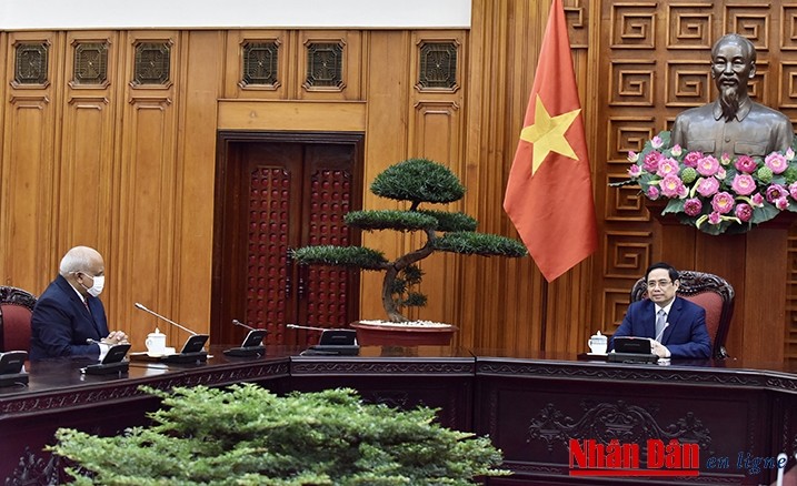 Le PM vietnamien Pham Minh Chinh rencontre l’ambassadeur cubain Orlando Nicolás Hernández Guillén. Photo : Tran Hai/NDEL.