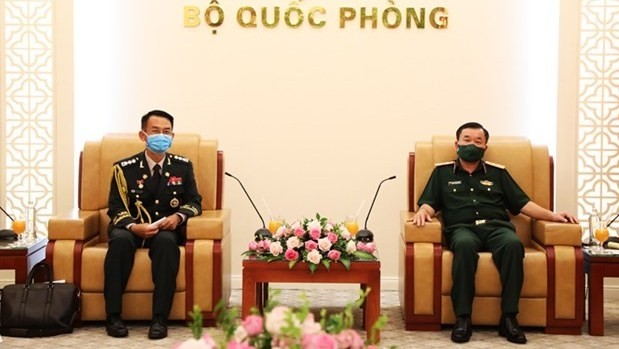 Le général de corps d'armée Hoàng Xuân Chiên, vice-ministre vietnamien de la Défense (à droite), et le colonel Ryou Jae Guen. Photo : http://www.mod.gov.vn/