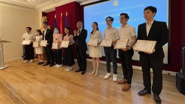 Dinh Toàn Thang, ambassadeur du Vietnam en France, remet des satisfécits aux lauréats. Photo: VNA