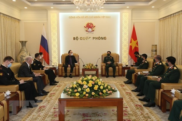 Le général Phan Van Giang, ministre vietnamien de la Défense du Vietnam, rencontre l’ambassadeur de Russie au Vietnam, Bezdetko Gennady Stepanovich. Photo : VNA.