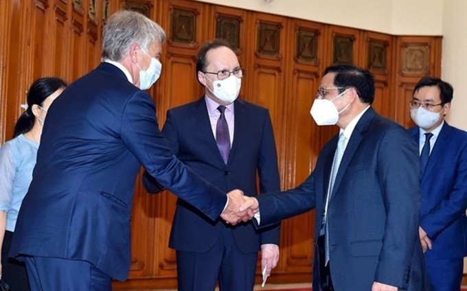 Le Premier ministre Pham Minh Chinh (à droite), l'ambassadeur de Russie au Vietnam, Bezdetko (au centre) et le président du Conseil d'administration du groupe russe NOVATEK (gauche). Photo : VNA.