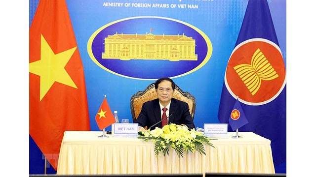 Bùi Thanh Son assiste à la réunion des ministres des Affaires étrangères ASEAN - République de Corée. Photo : VNA.