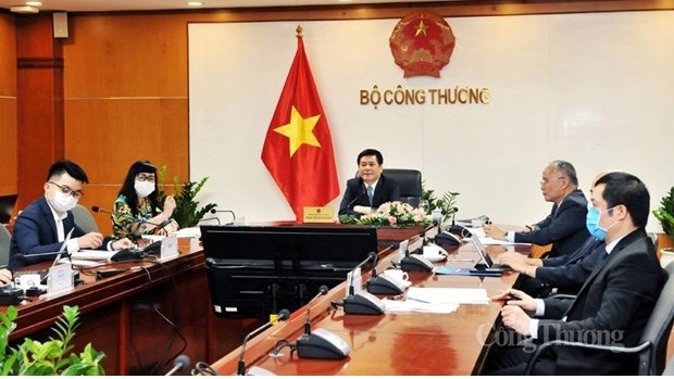 Le ministre vietnamien de l'Industrie et du Commerce, Nguyên Hông Diên (au milieu), s'exprime lors de la conversation téléphonique. Photo : congthuong.vn