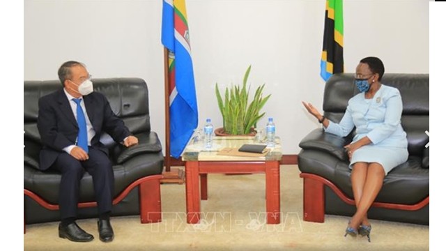 L'ambassadeur du Vietnam en Tanzanie, Nguyên Nam Tiên (à gauche) et la ministre des Affaires étrangères Mulamula (à droite). Photo : VNA.