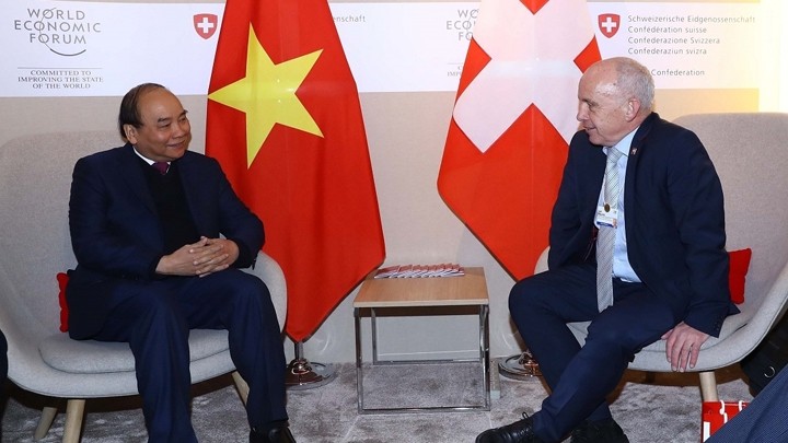 Le Premier ministre vietnamien, Nguyên Xuân Phuc (à gauche), rencontre le Président suisse Ueli Maurer à l’occasion de la réunion annuelle du Forum économique mondial (WEF) à Davos, en 2019. Photo : baoquocte.vn