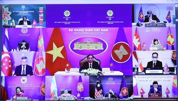 Le ministre vietnamien des Affaires étrangères, Bùi Thanh Son, (au centre) s’exprime lors de la 29e réunion du Conseil de Coordination de l’ASEAN. Photo : VNA.