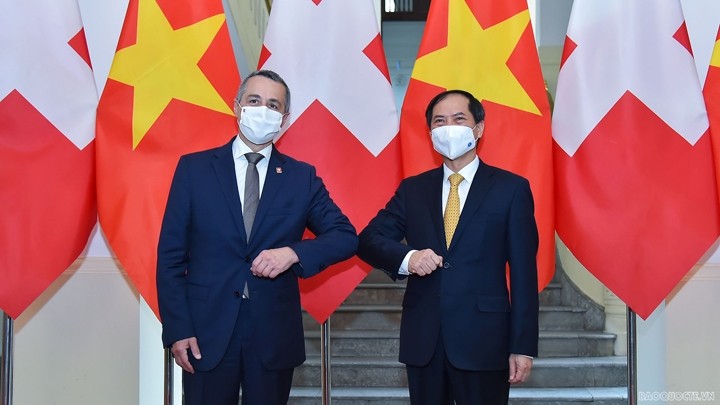 Le ministre vietnamien des Affaires étrangères, Bùi Thanh Son (à droite), et le vice-président et ministre suisse des Affaires étrangères, Ignazio Cassis. Photo : baoquocte. 
