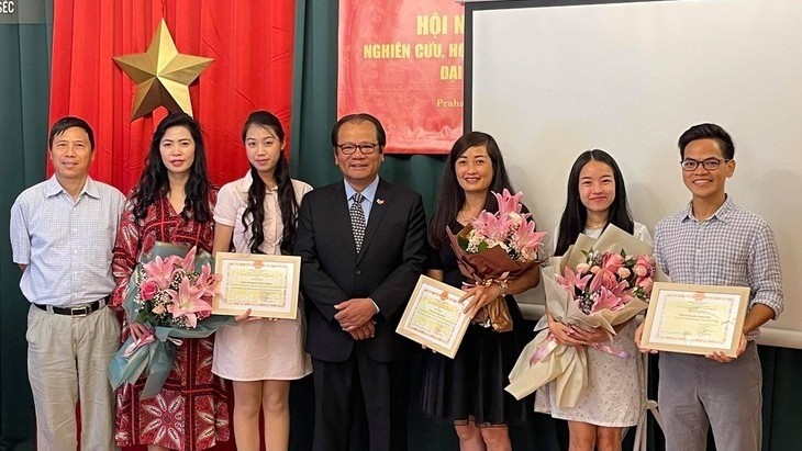 L'ambassadeur Thai Xuân Dung (centre) remet des certificats de mérite à des jeunes vietnamiens exemplaires en R. tchèque. Photo : VOV.
