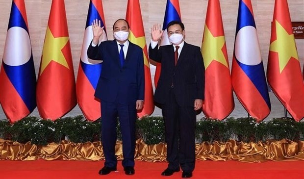 Le Président vietnamien, Nguyên Xuân Phuc (à gauche), et le Secrétaire général du Parti populaire révolutionnaire (PPRL) et Président du Laos, Thongloun Sisoulith. Photo : VNA.
