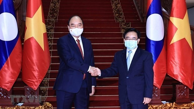 Le Président Nguyên Xuân Phuc (à gauche) et le Premier ministre du Laos, Phankham Viphavanh. Photo : VNA.