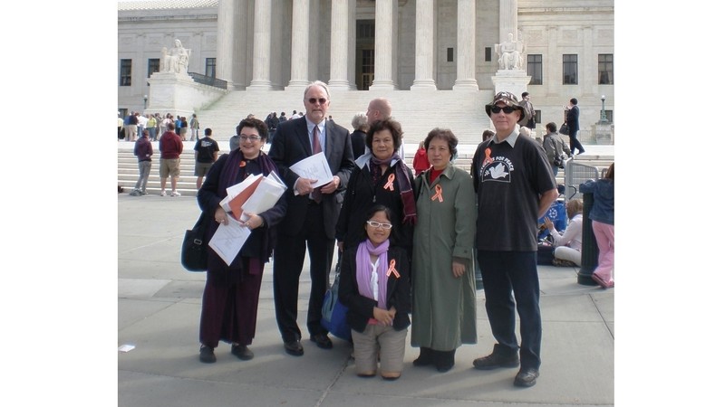 Merle Evelyn Ratner (à gauche) avec des membres clés de la Campagne de secours et de responsabilité en faveur des victimes vietnamiennes de l’agent orange et des membres de l’Association des Victimes de l’agent orange/dioxine du Vietnam (VAVA) aux États-Unis. Photo : Thoidai.