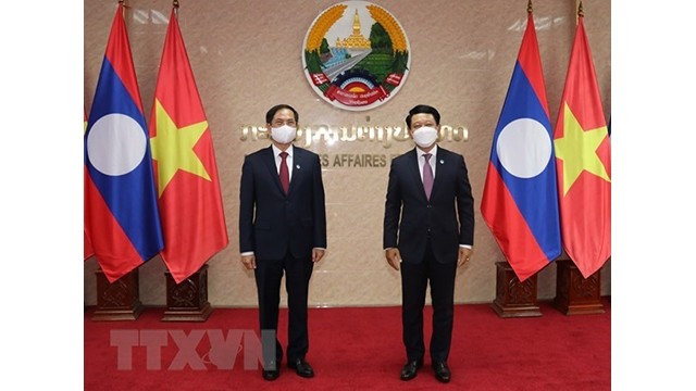 Le ministre des Affaires étrangères, Bùi Thanh Son (à gauche), et son homologue laotien Saleumxay Kommasith. Photo : VNA.