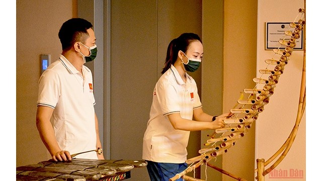 Des instruments de musique traditionnels vietnamiens présentés aux Jeux de l’Armée 2021. Photo : NDEL.