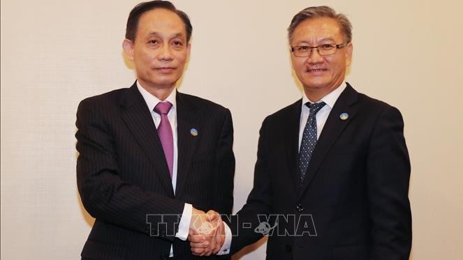 Lê Hoài Trung (à gauche), président de la Commission des relations extérieures du Comité central du PCV et son homologue laotien, Thoongsavanh Phomvihane. Photo : VNA