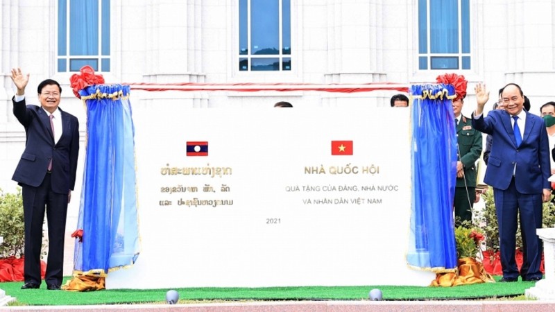 Le Secrétaire général et Président du Laos, Thongloun Sisoulith, et le Président vietnamien, Nguyên Xuân Phuc, inaugurent le bâtiment de l’Assemblée nationale du Laos, le 10 août à Vientaine. Photo : VOV.