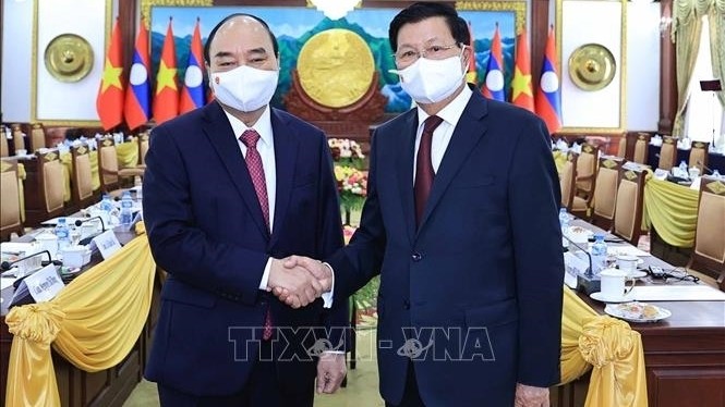 Le Président vietnamien Nguyên Xuân Phuc (à gauche) et le Secrétaire général du PPRL et Président laotien Thongloun Sisoulith. Photo: VNA