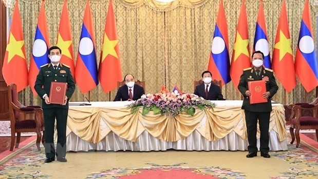 Cérémonie de signature de documents de coopération entre les ministères vietnamien et laotien de la Défense, en présence des deux présidents du Vietnam et du Laos. Photo : VNA.